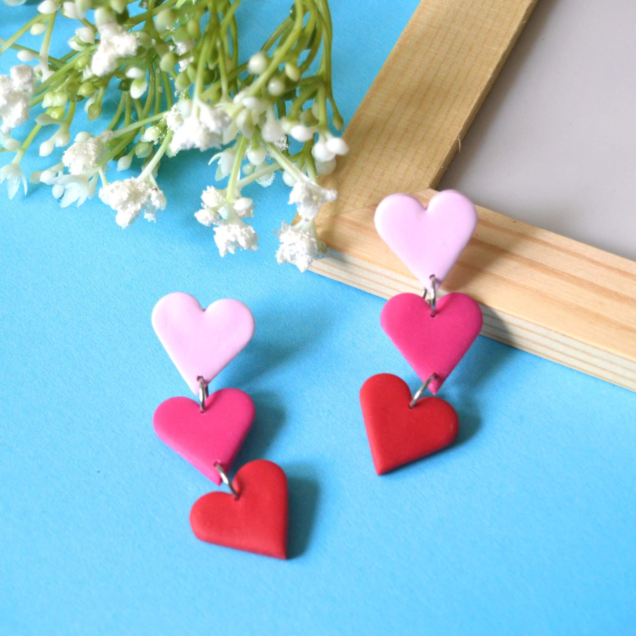 Długie ręcznie robione kolczyki w zbliżeniu