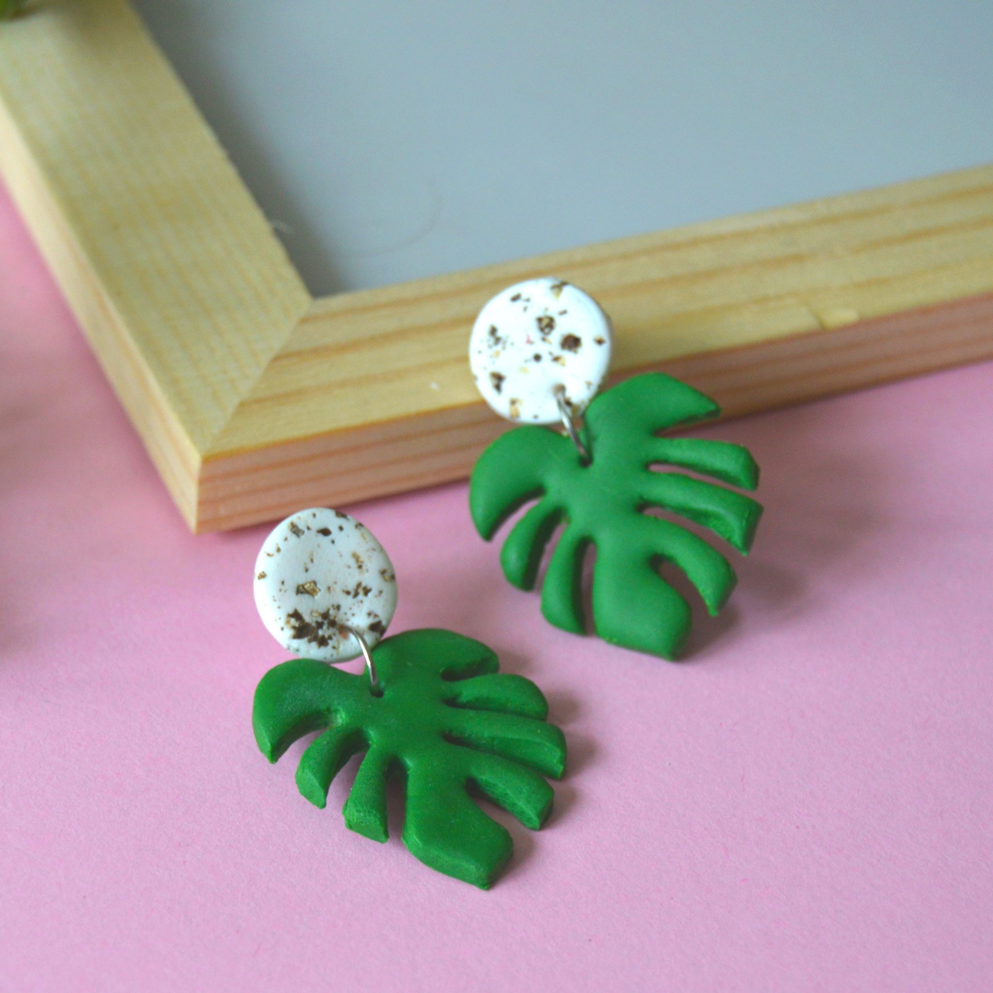 Kolczyki artystyczne na jasnym tle