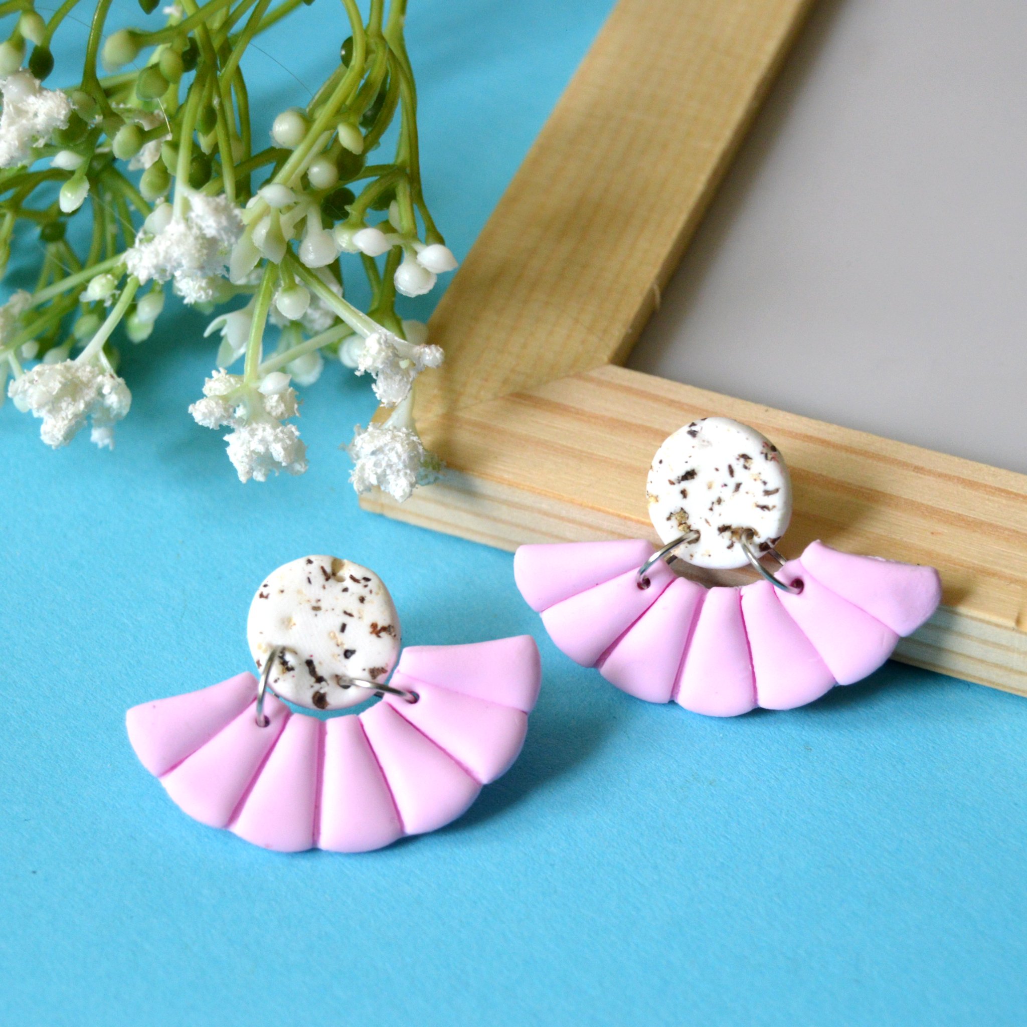 Kolczyki handmade na jasnym tle